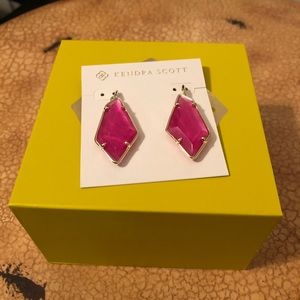 NWT Kendra Scott Magenta stone earrings